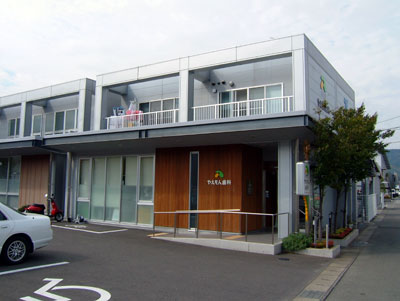 左手に城東中学校が、右手に高知中央自動車学校